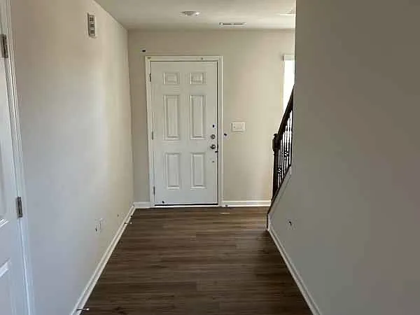 5 bed, 2577 sqft, $2,600 — Photo 2
