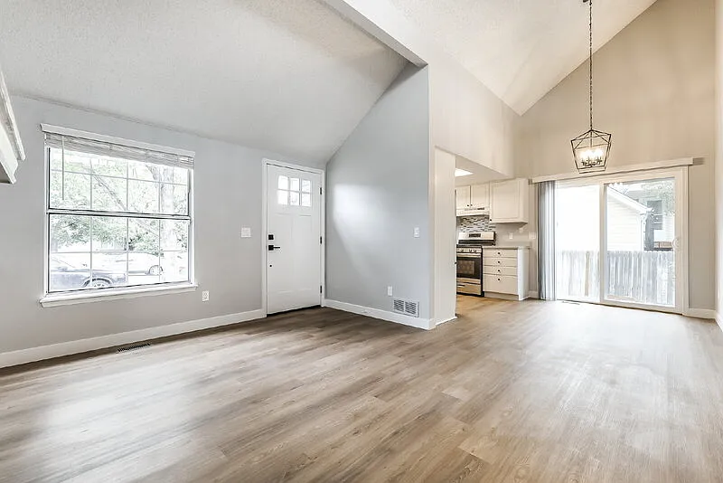 3 bed, 2.0 bath, 1272 sqft, $2,400 — Photo 3