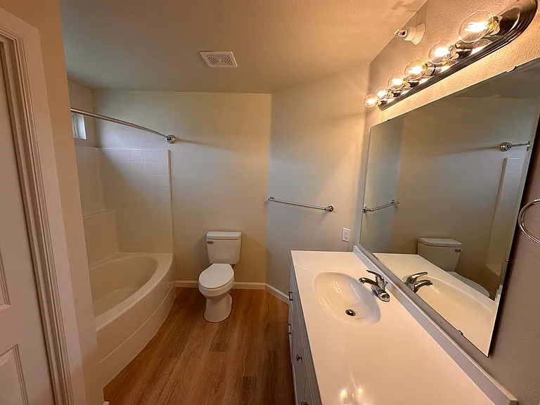 2105 E White Oak Ct #201 — Photo 19