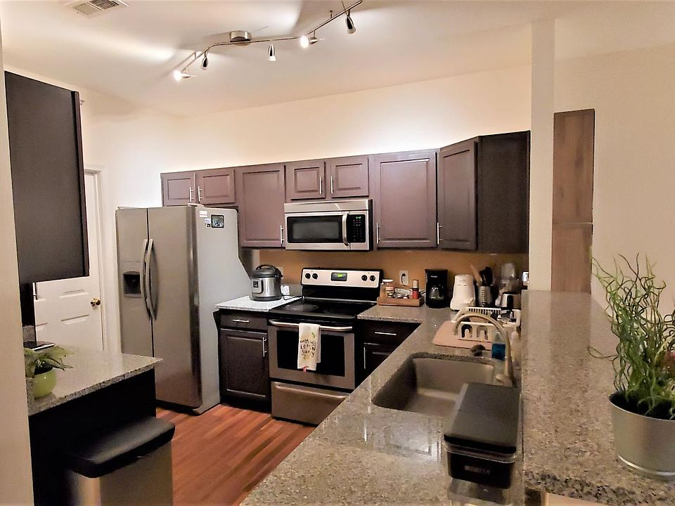 Kitchen - Upgraded Granite counter tops and stainlless steel appliances