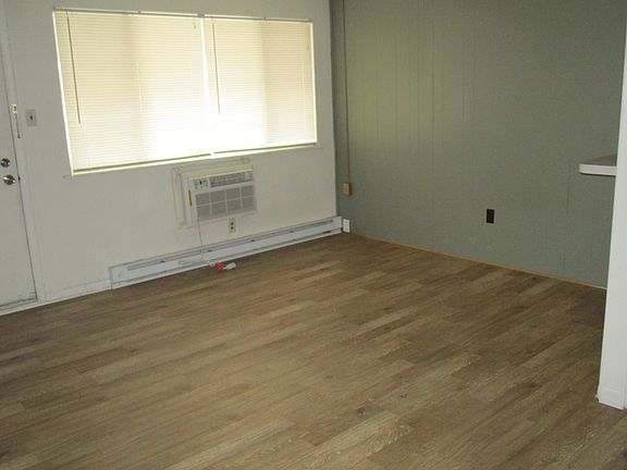 NICE LIVING ROOM WITH AC UNIT 