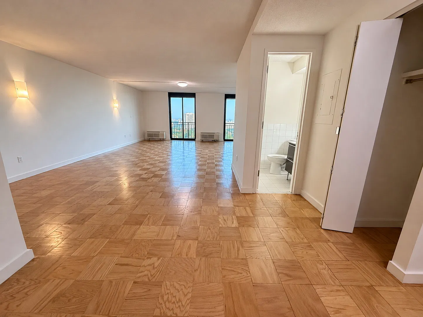 3 bed, 2.5 bath, 2216 sqft, $5,700 — Photo 3