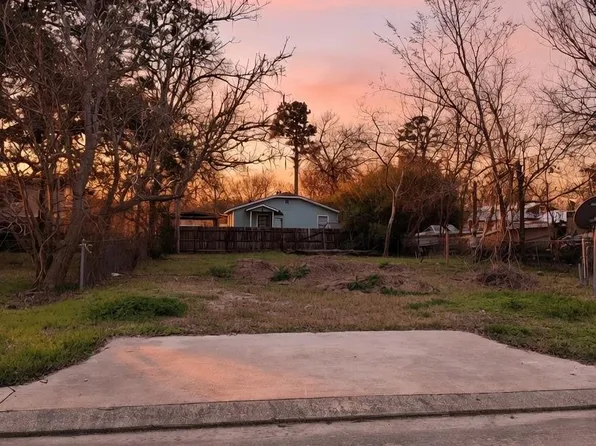 125 Bay Shore Dr, La Porte, TX 77571