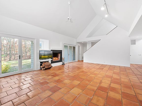 3rd image of 12 Rolling Woods Ct