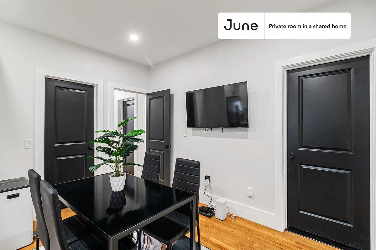 Queen bedroom in 5 bed/2 bath home in Roxbury #1901 E — Photo 4