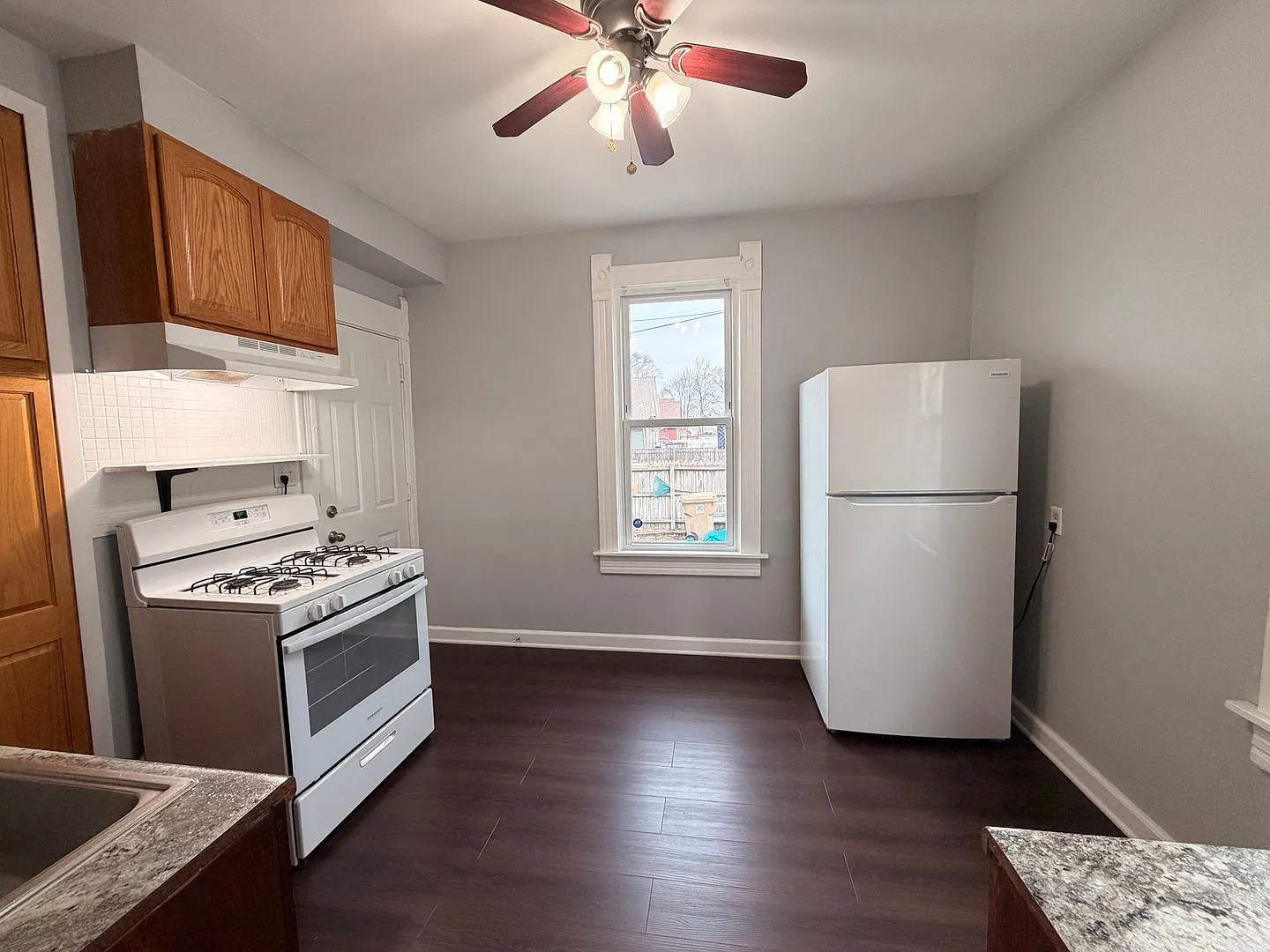 Modern Spacious 2+ Bedroom Lower Unit — Photo 2