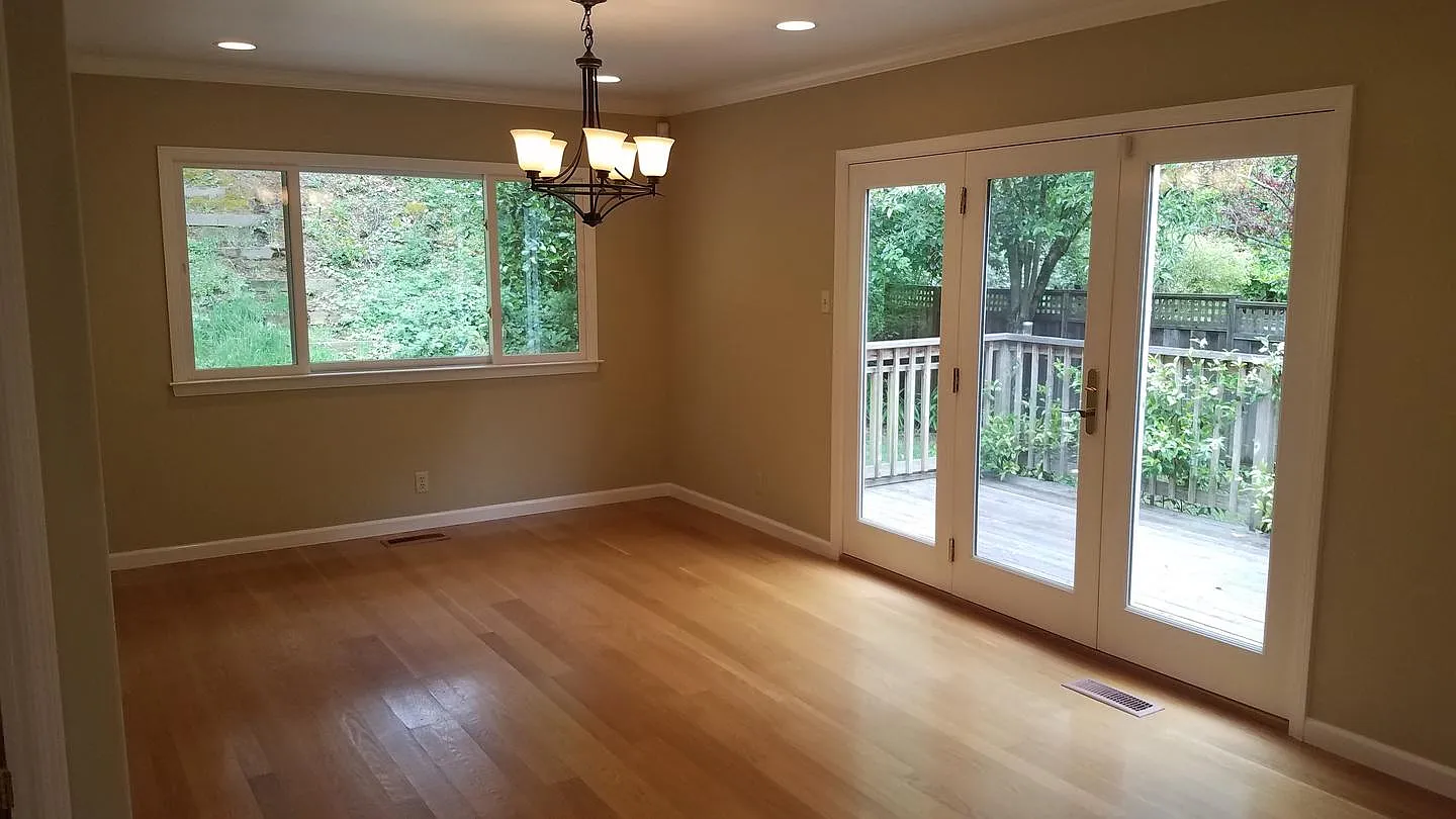 Spacious updated 3BR home with deck & chef's Kitchen — Photo 4