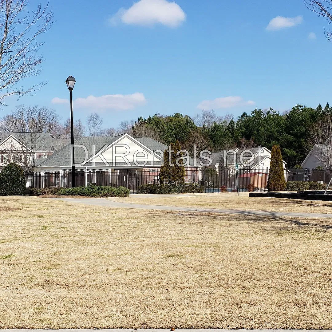 3 bed, 2.5 bath, 1590 sqft, $1,900 — Photo 3