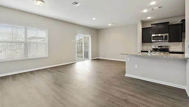 2 bed, 2.5 bath, 1756 sqft, $2,200 — Photo 2