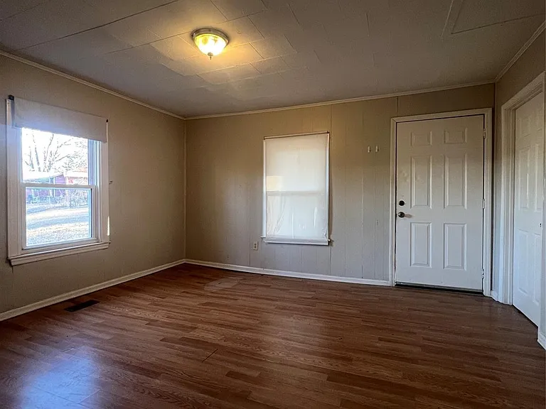 122 Owens St — Photo 2