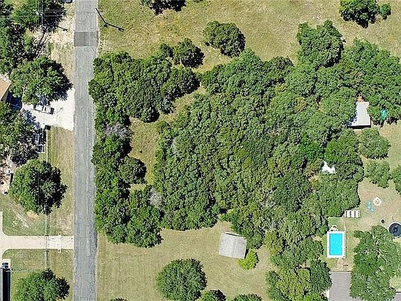 3rd image of 715 Royal Ln