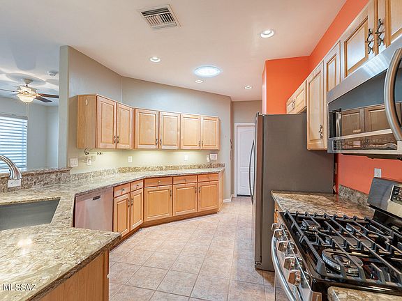 5th image of 554 W Moorwood St