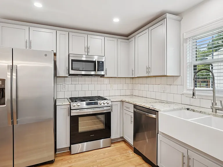 2318 Amesbury Ave — Photo 9