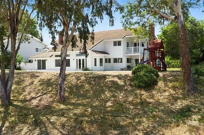 5 bed, 4063 sqft, $10,500 — Photo 1