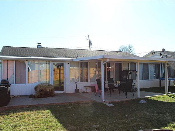 3rd image of 1033 Karoly St