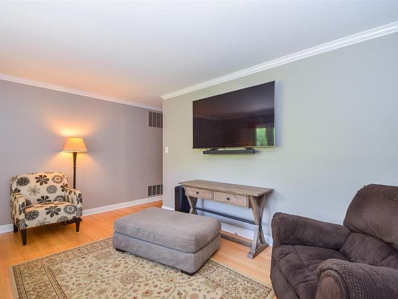 3rd image of 4851 Glenbrook Dr