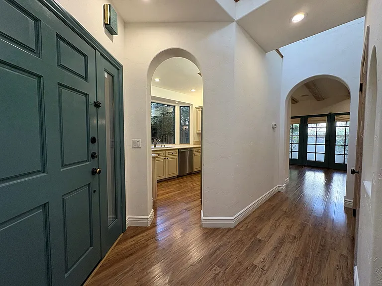 712 Elizabeth Ln — Photo 8