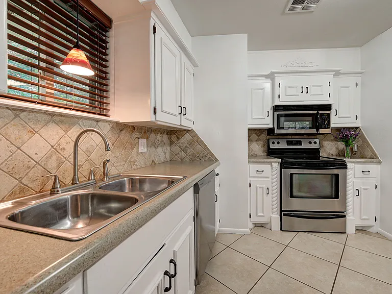 4618 N Harvey Pkwy — Photo 10
