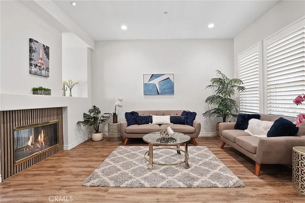 3 bed, 2.5 bath, 1724 sqft, $4,300 — Photo 4