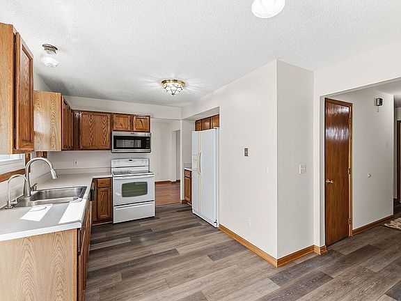 5th image of 449 E Burnham Ave