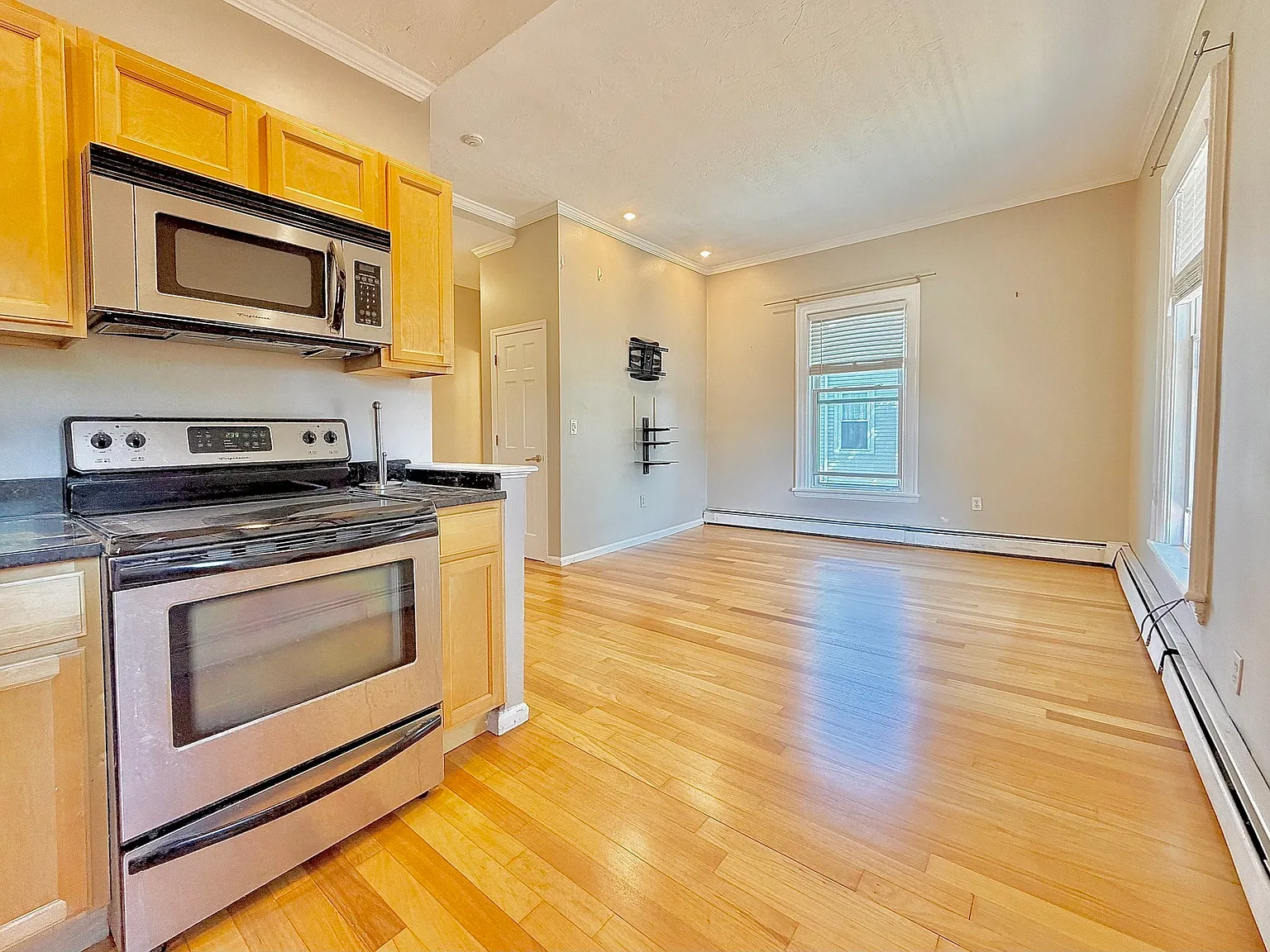 1 bed, 1.0 bath, 554 sqft, $2,000 — Photo 2