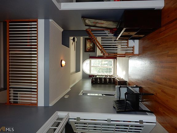 5th image of 215 Rosebay Ln