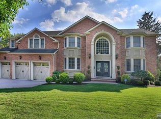 36 Hollybrook Rd, Paramus, NJ 07652