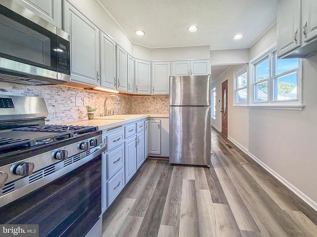4 bed, 2.0 bath, 1300 sqft, $2,900 — Photo 4