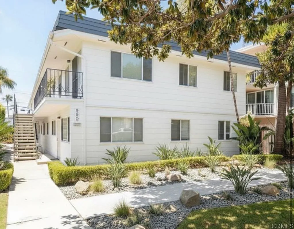 2 bed, 756 sqft, $3,900 — Photo 1