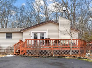 1030 Bear Dr, Bushkill, PA 18324