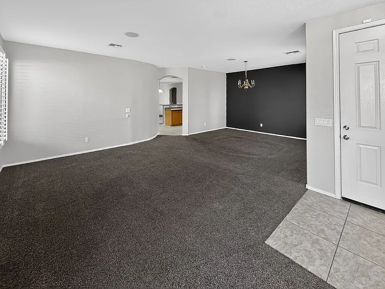 2421 W Ellis St — Photo 3