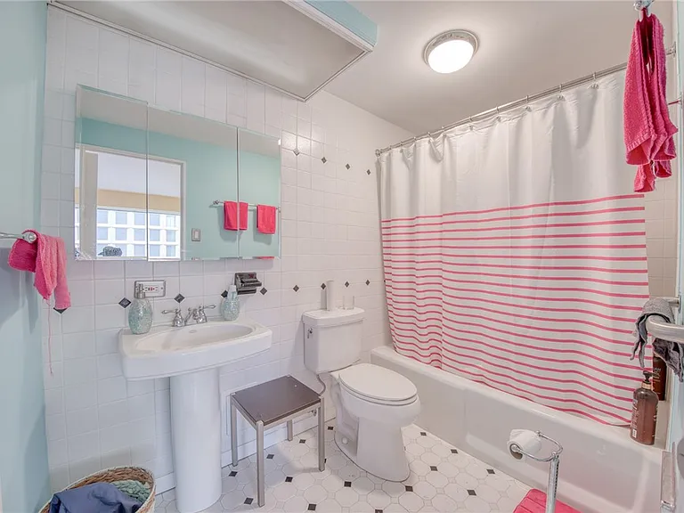 320 Fort Duquesne Blvd #16B — Photo 32