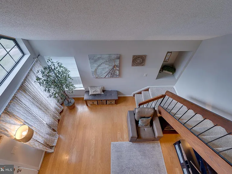 1611 Carriage House Ter #B — Photo 2