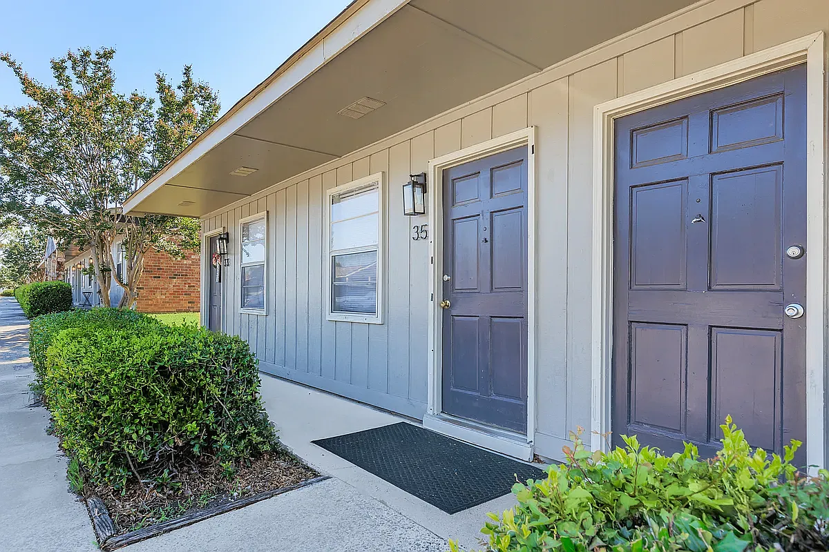 Stonehenge Apartments — Photo 3