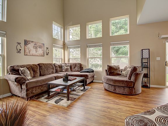 3rd image of 6900 Creekside Dr