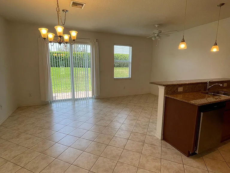 1061 Normandie Way — Photo 7