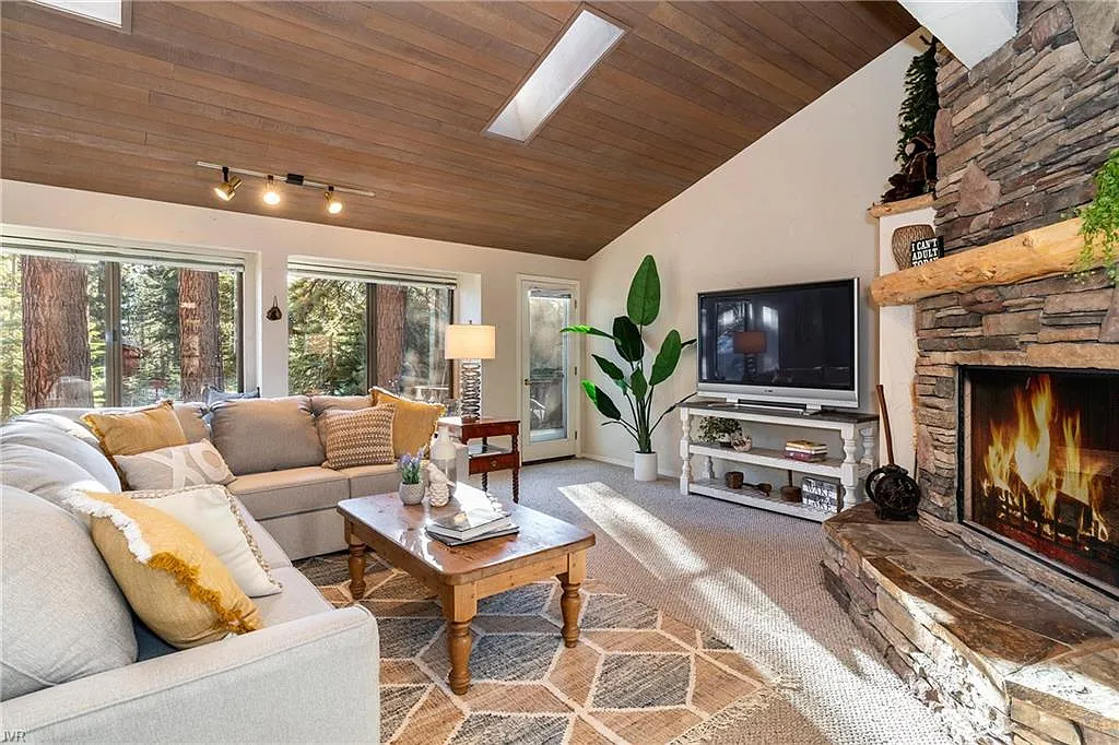 680 Martis Peak Dr photo 1