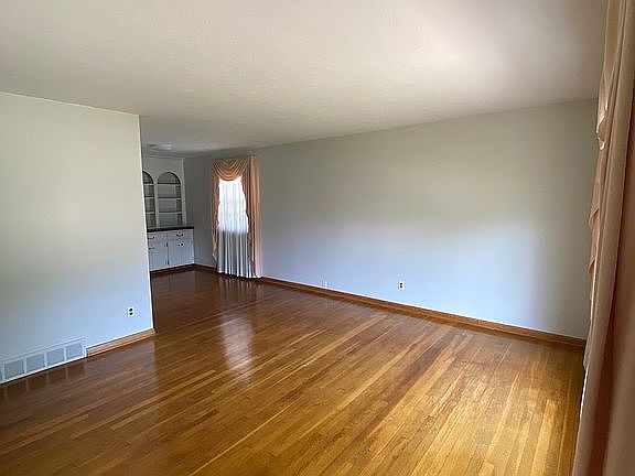 3rd image of 7256 Nobb Hill Dr