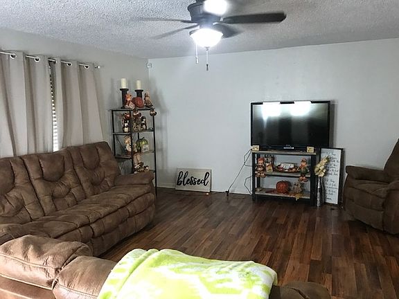 4th image of 1113 N Llano Dr