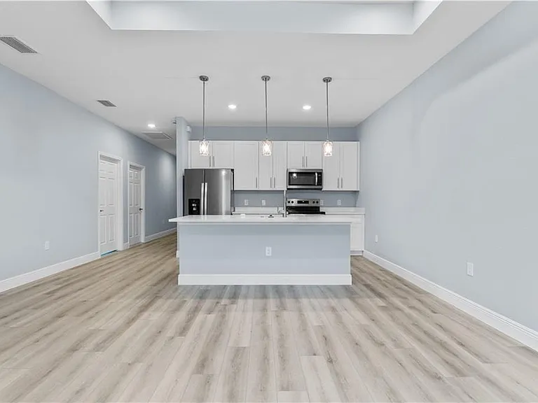 704 Broadway Ave — Photo 8