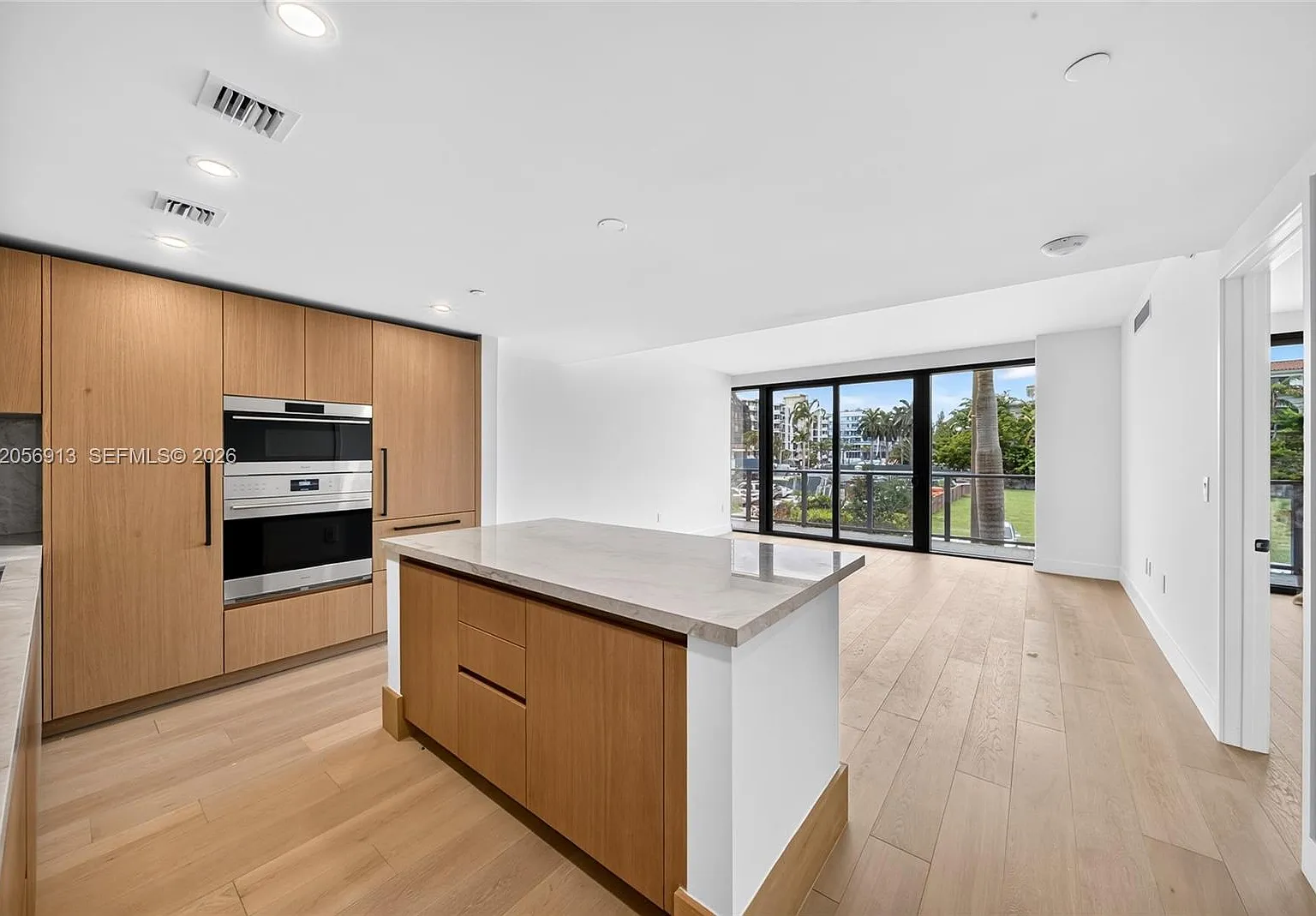 1 bed, 1.5 bath, 964 sqft, $7,900 — Photo 3