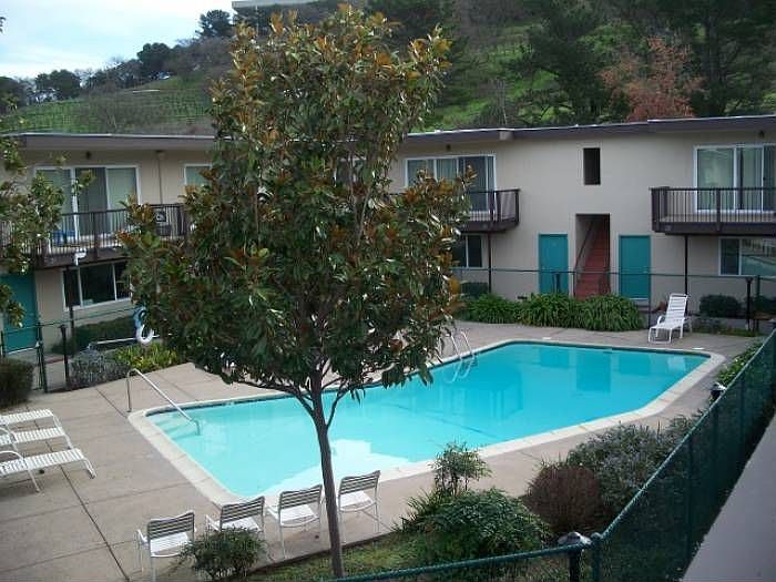 1 View Of Pool & Hills
