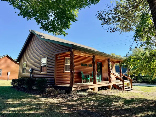 825 E Surf Street, Stockton, MO 65785