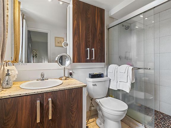 4th image of 2850 Somerset Dr APT 410L