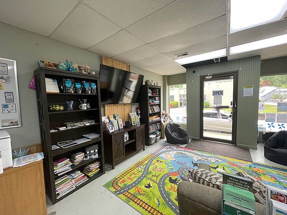 4th image of 208 E Main St