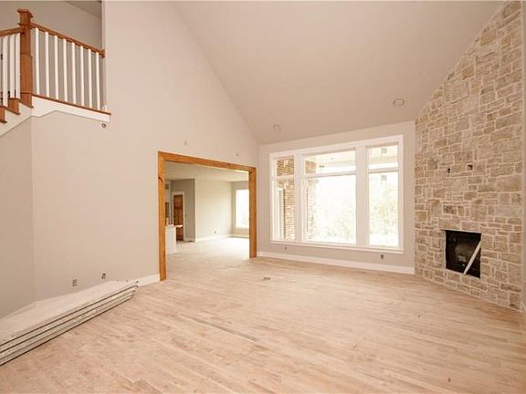 5th image of 408 NE Royce Loop