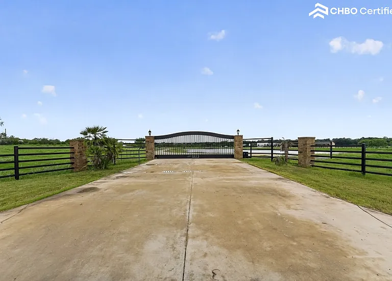 1883 FM 1346 — Photo 2