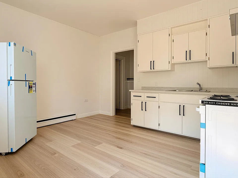 537 Confederation St #7