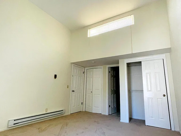 Master Bedroom w/cathedral ceiling
