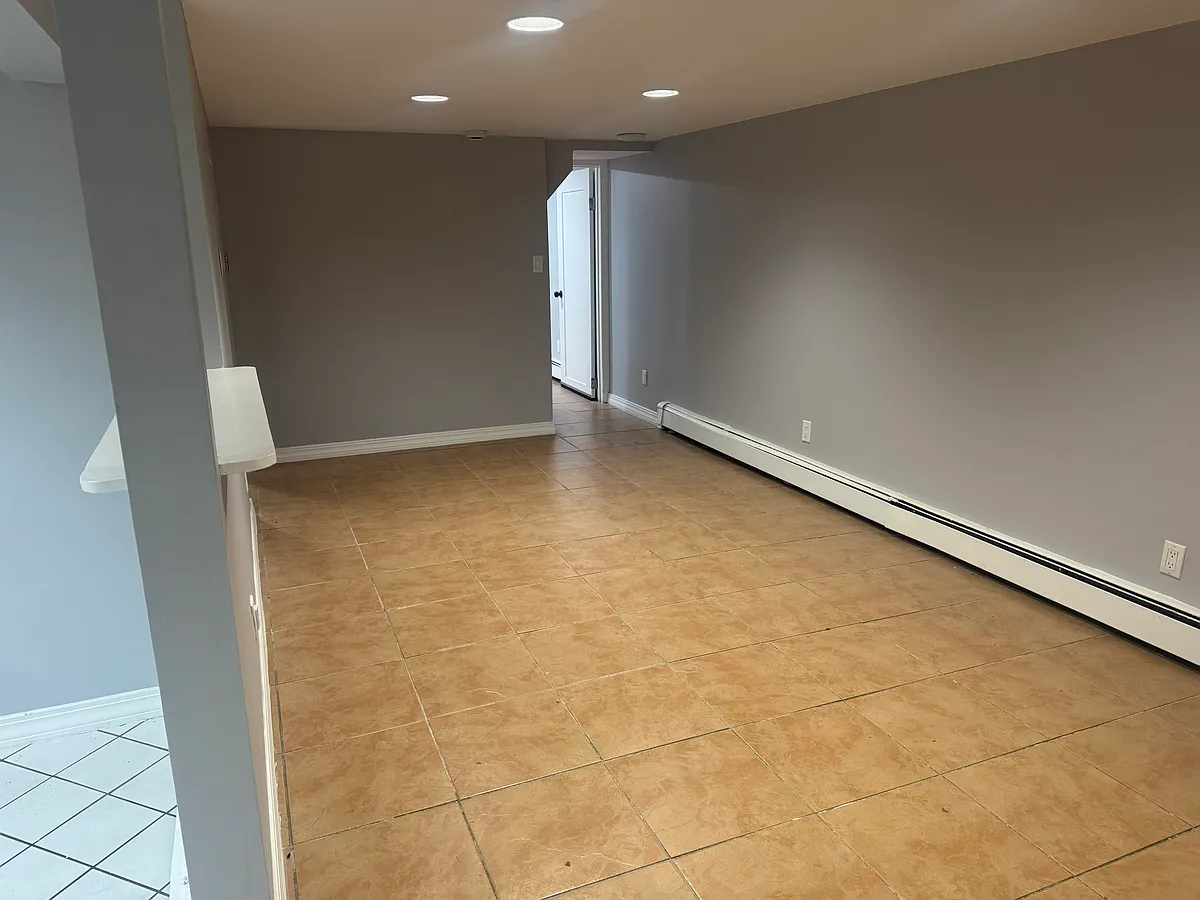 Building Photo - 1315 E 65th St #3